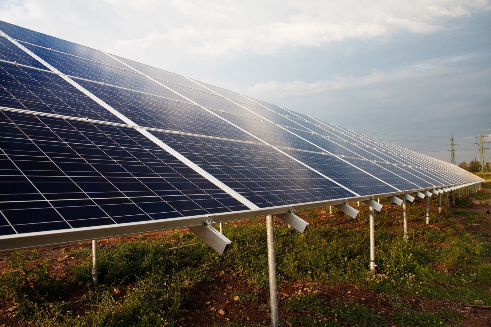 Painéis solares alimentando a bomba de um poço artesiano